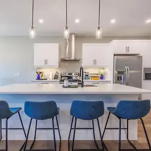 modern-3bdr-3-bath-garage-backyard-theater.niagara-fallshotels.com/
